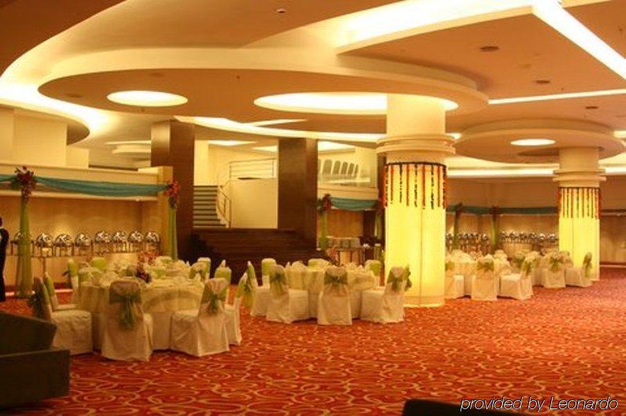 Galaxy Hotel & Spa Гургаон Ресторант снимка