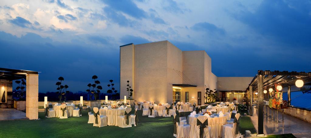 Galaxy Hotel & Spa Гургаон Екстериор снимка