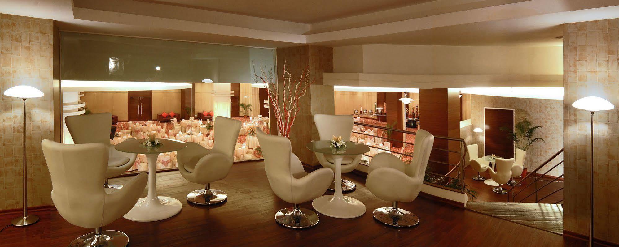 Galaxy Hotel & Spa Гургаон Екстериор снимка