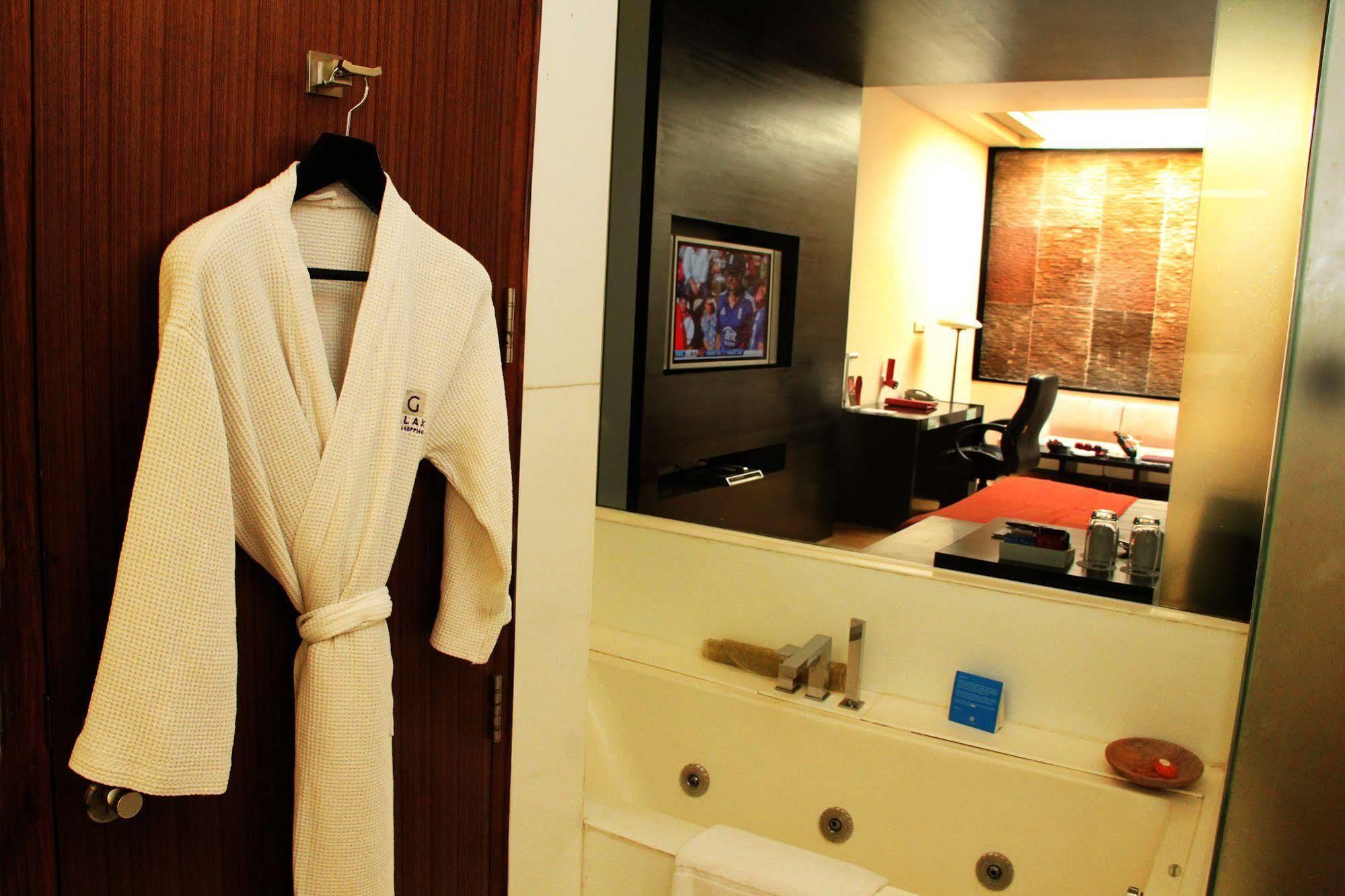 Galaxy Hotel & Spa Гургаон Екстериор снимка