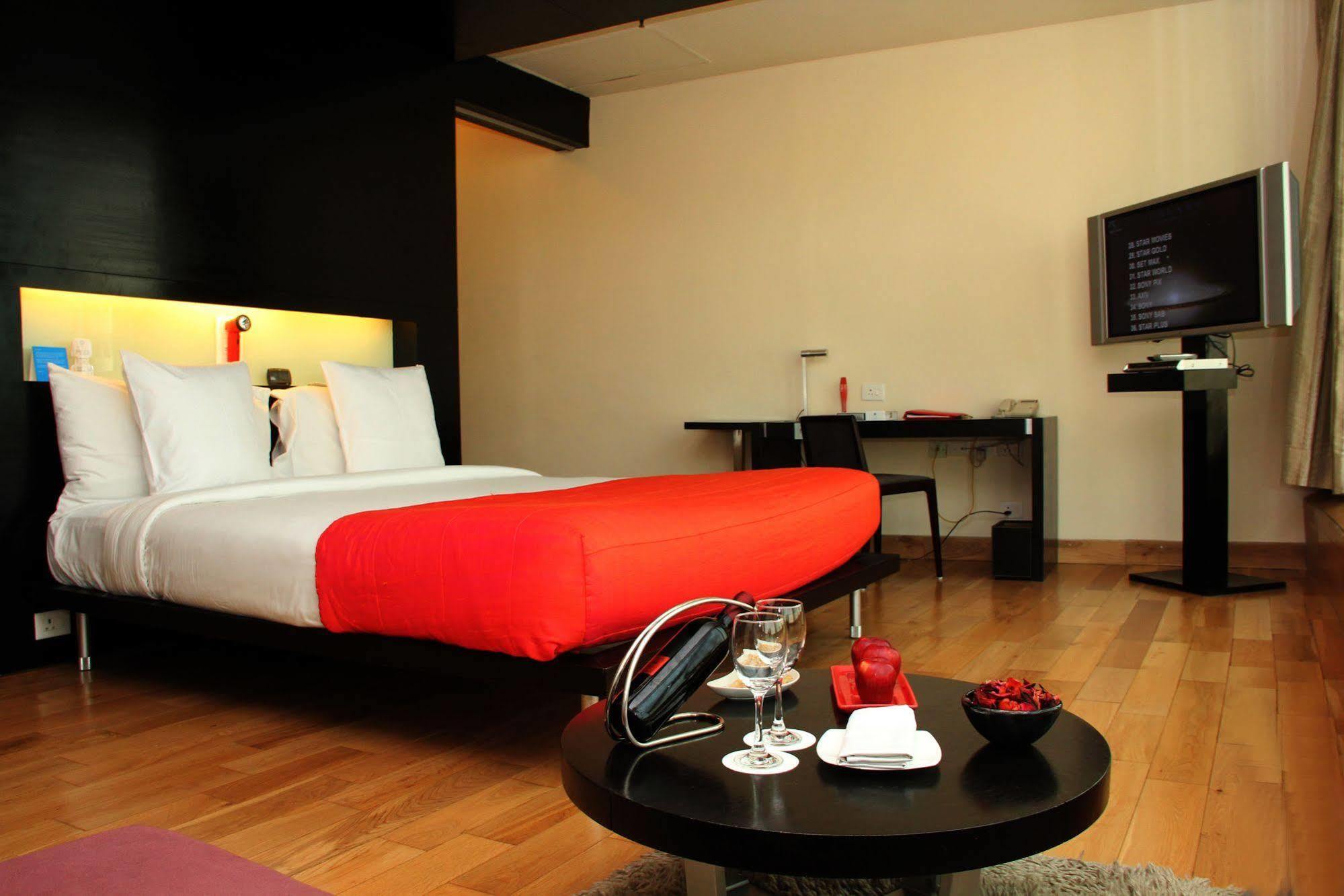 Galaxy Hotel & Spa Гургаон Екстериор снимка