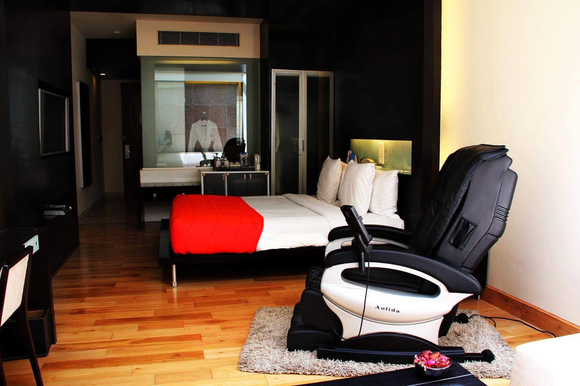 Galaxy Hotel & Spa Гургаон Екстериор снимка