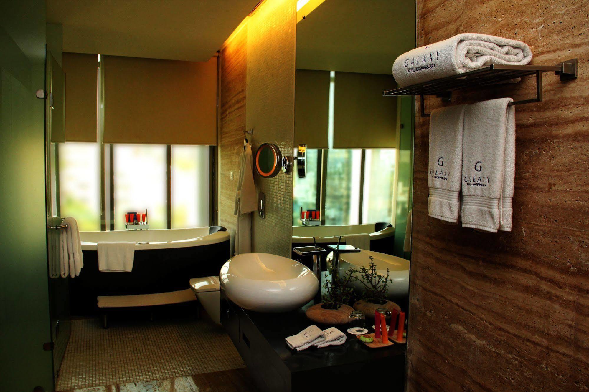 Galaxy Hotel & Spa Гургаон Екстериор снимка