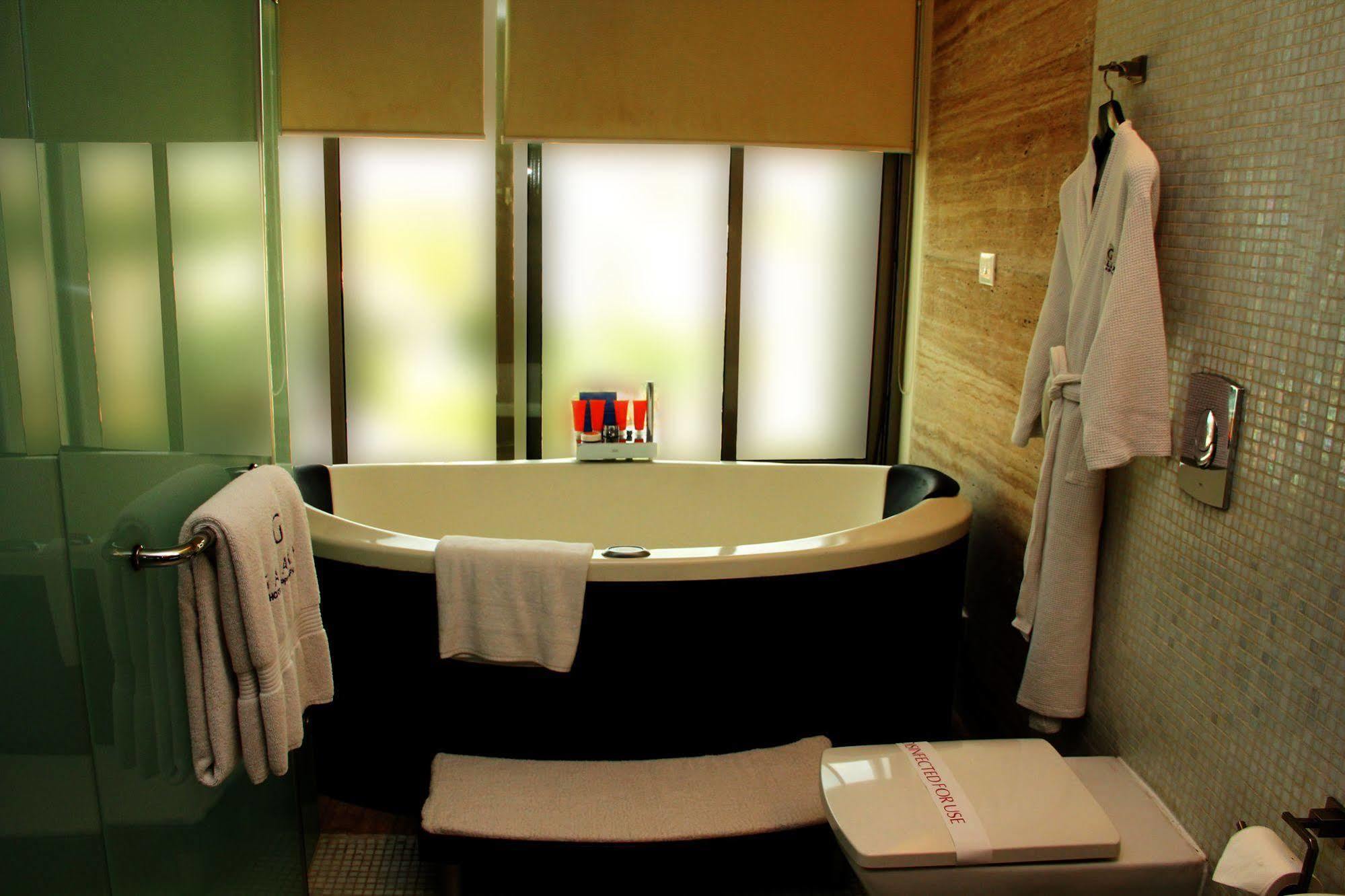 Galaxy Hotel & Spa Гургаон Екстериор снимка