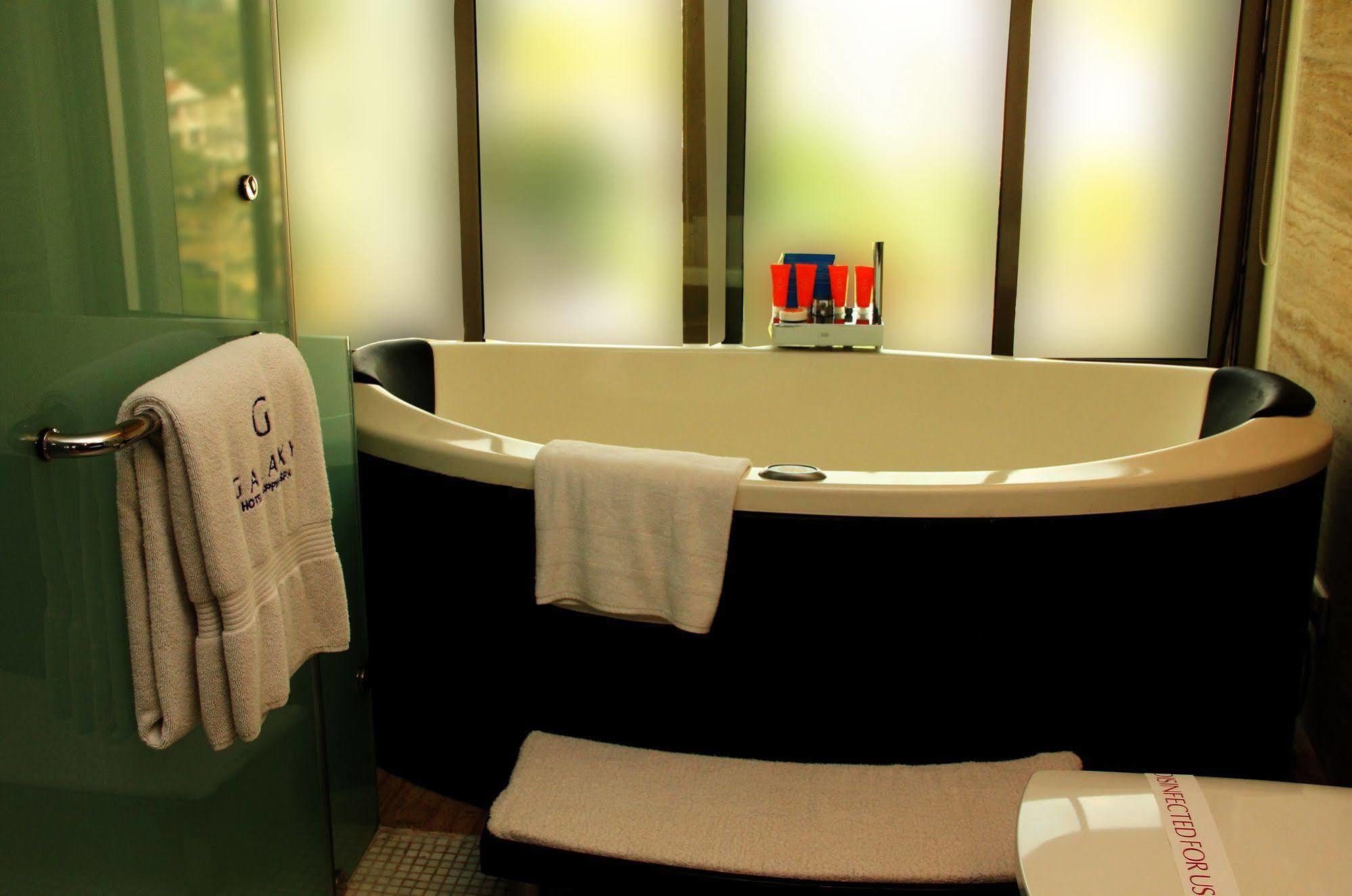 Galaxy Hotel & Spa Гургаон Екстериор снимка