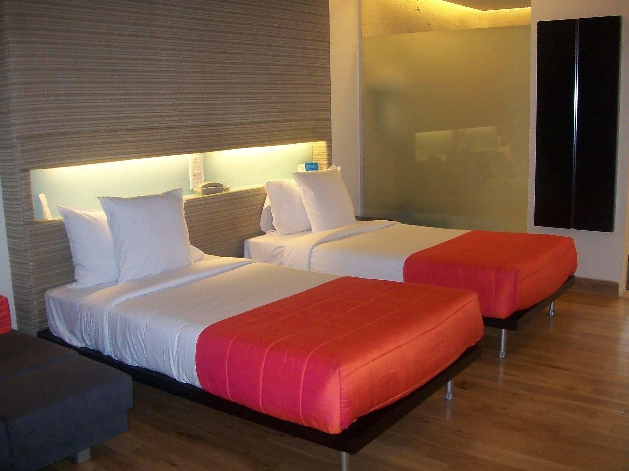 Galaxy Hotel & Spa Гургаон Екстериор снимка