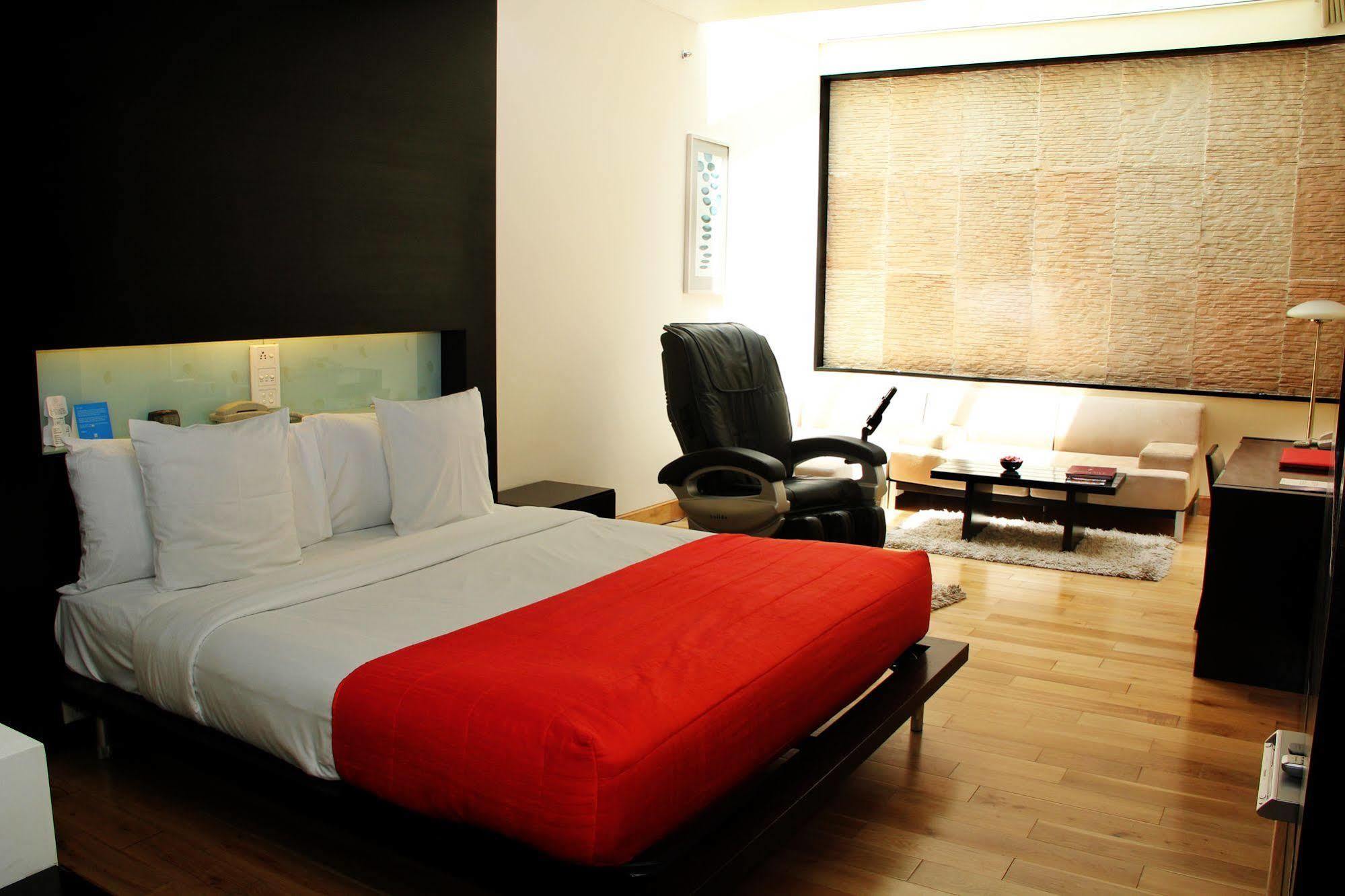 Galaxy Hotel & Spa Гургаон Екстериор снимка